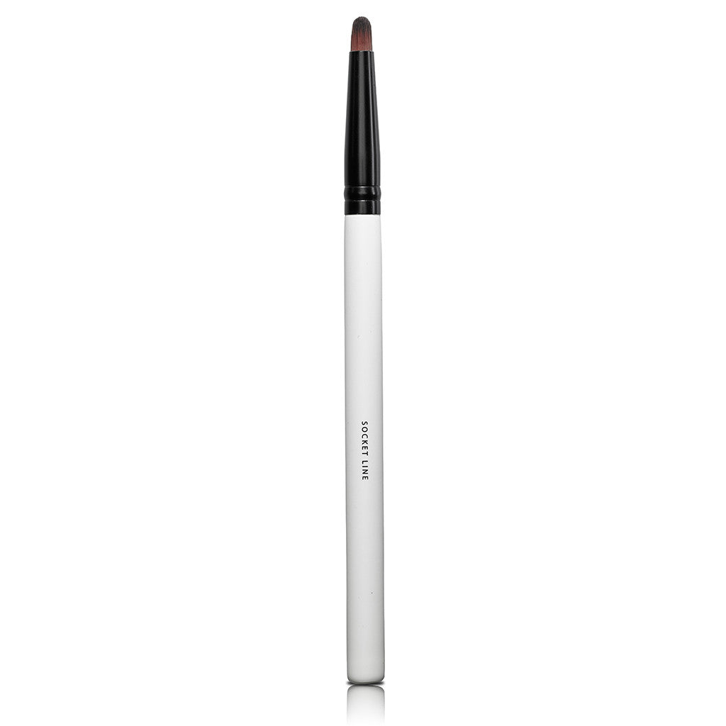 SOCKET LINE BRUSH <br> For precision shading to the crease along the eyelid